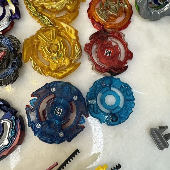 Beyblade Lot - Metal & Plastic - Mixed Lot with Launchers & Burst Series - Picture 13 of 15